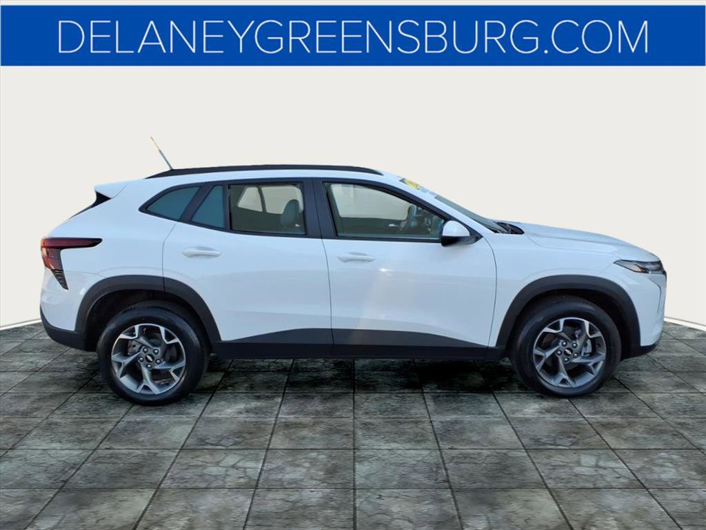 2025 Chevrolet Trax LT photo 2