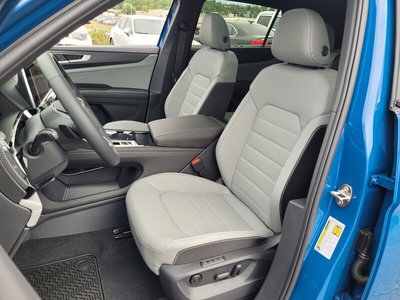 2025 Volkswagen Atlas Cross Sport SEL R-Line photo 4