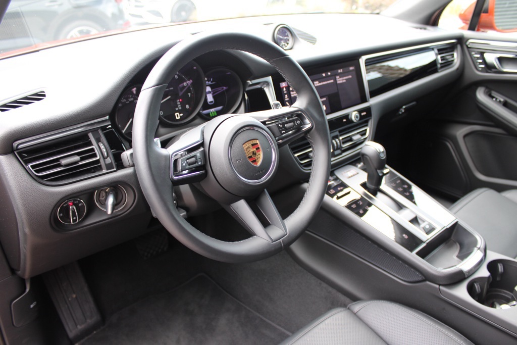 2024 Porsche Macan T photo 4