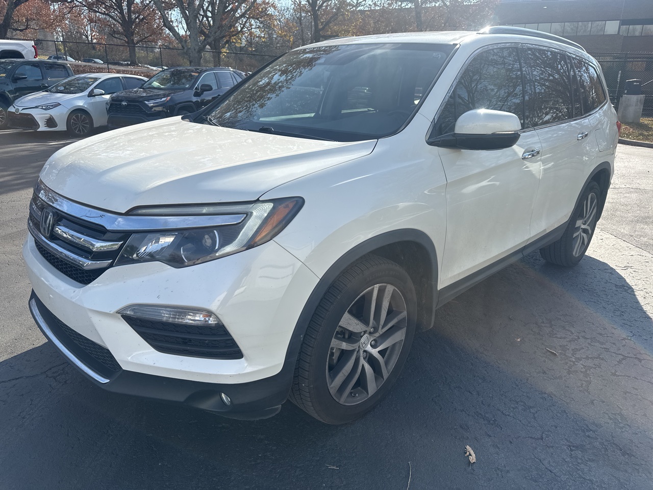 2017 Honda Pilot Elite's photo