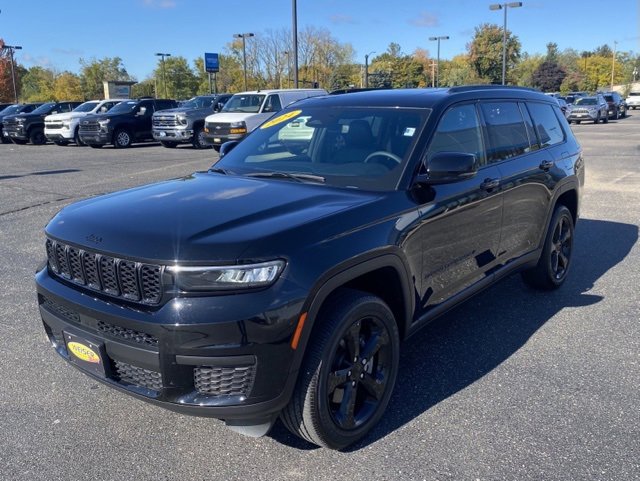2024 Jeep Grand Cherokee Altitude photo 3