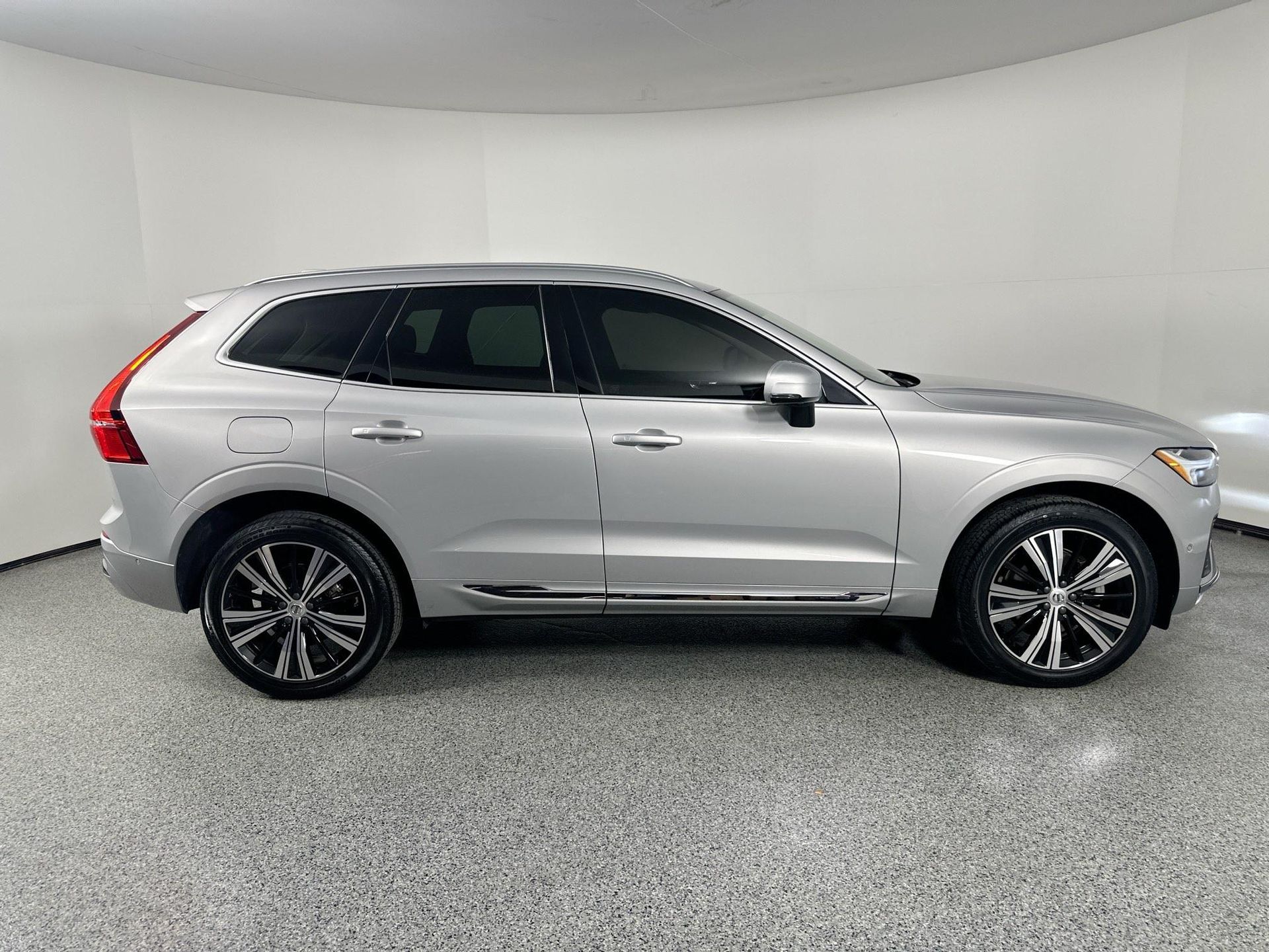 2023 Volvo XC60 B5 Plus photo 4