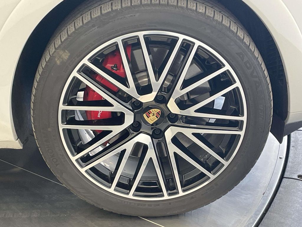 2024 Porsche Cayenne S photo 14