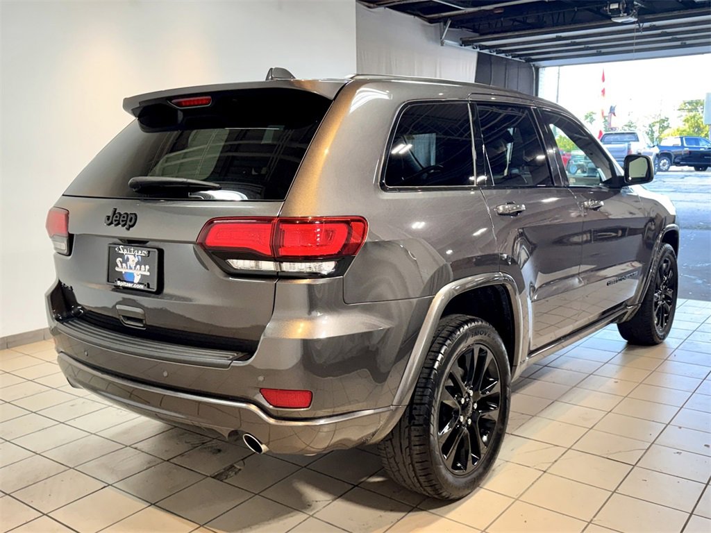 2021 Jeep Grand Cherokee Laredo photo 2