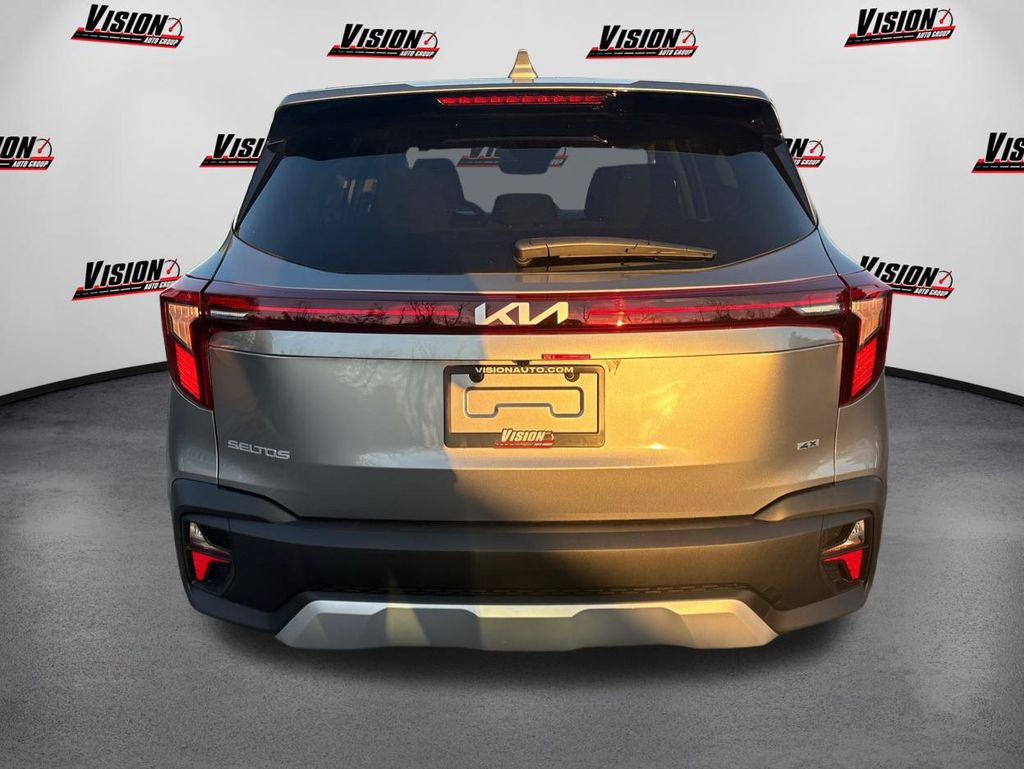2025 Kia Seltos LX photo 3