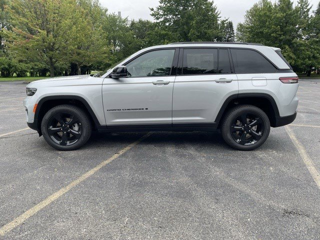 2025 Jeep Grand Cherokee Limited photo 2