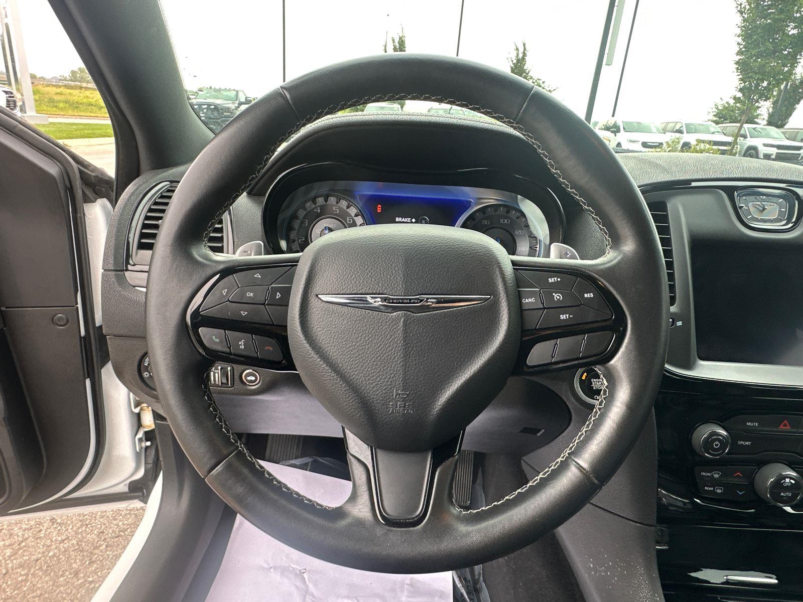 2020 Chrysler 300 photo 8