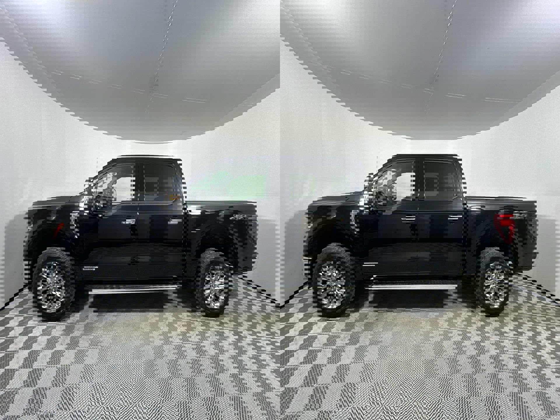 2025 Ford F-150 XLT photo 3
