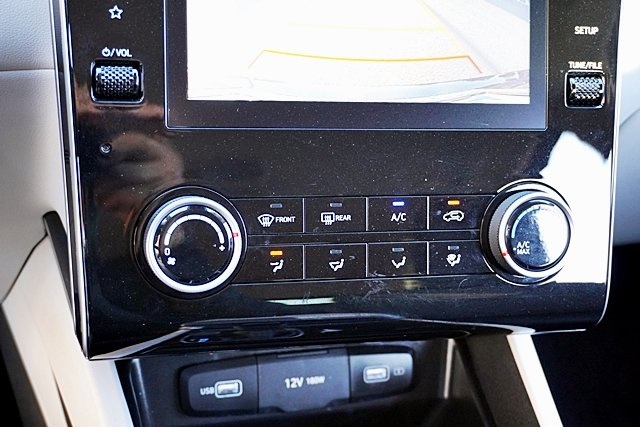 Used 2023 Black Hyundai SE image 25