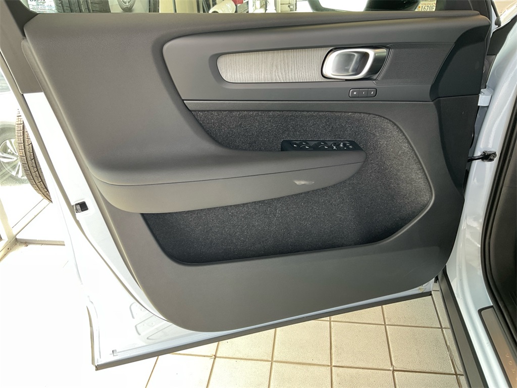 2026 Volvo XC40 AWD Plus photo 17