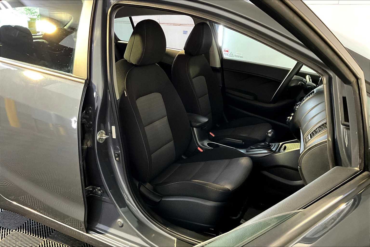 2016 Kia Forte 5-Door LX photo 7