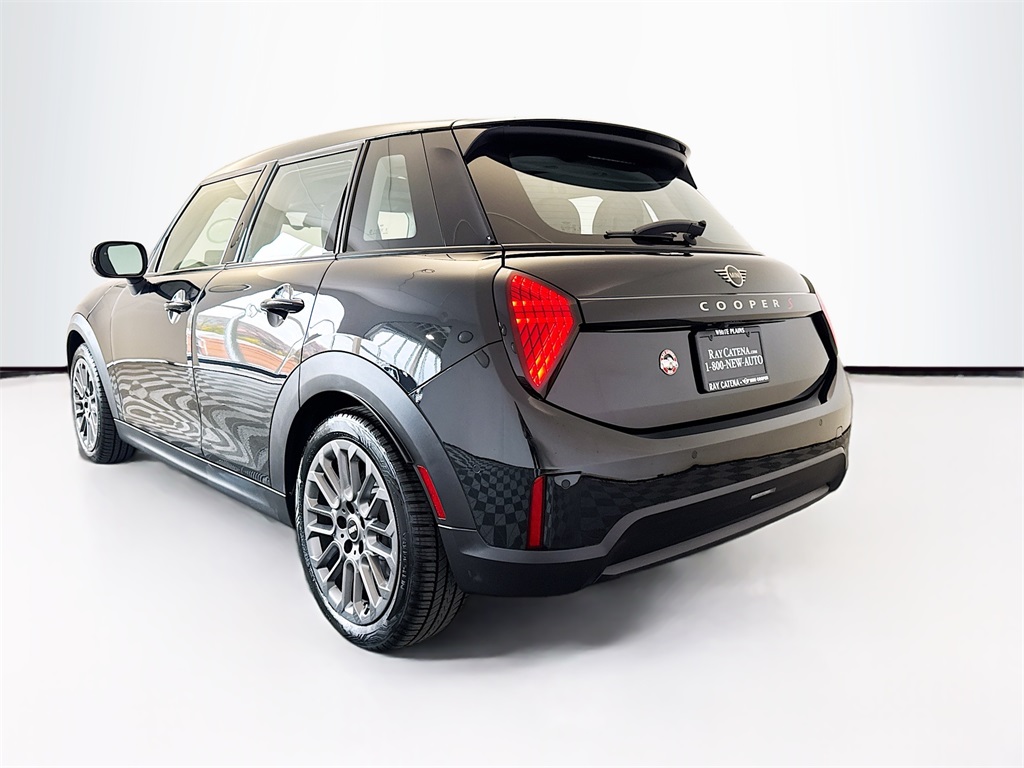 2025 Mini Cooper Hardtop 4 Door Signature photo 3