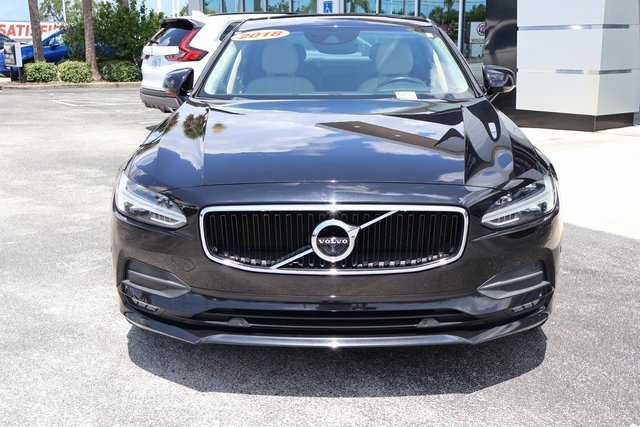 2018 Volvo S90 Momentum photo 3