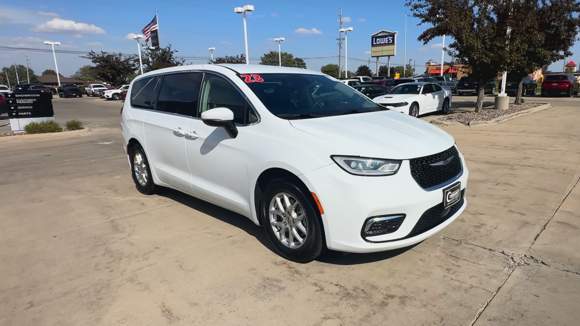 2023 Chrysler Pacifica Touring L photo 2
