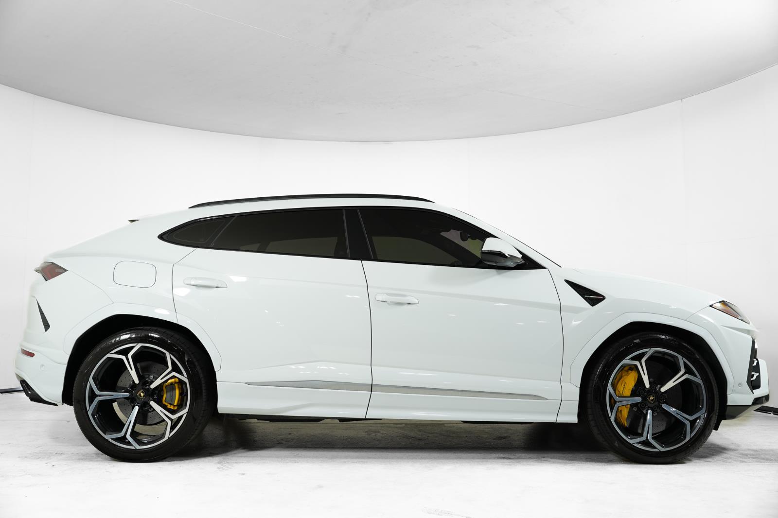 2020 Lamborghini Urus photo 3