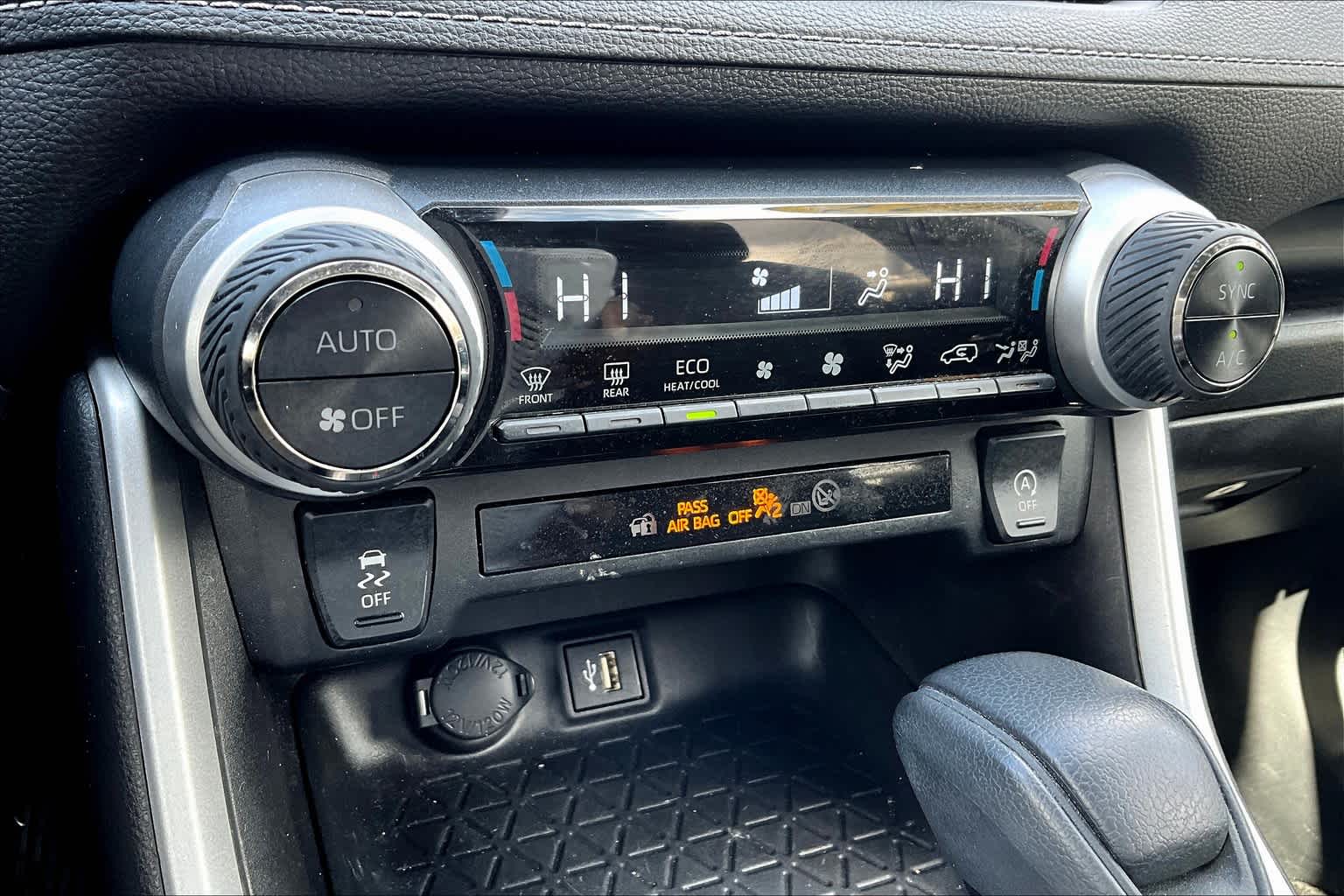 2023 Toyota RAV4 XLE photo 24