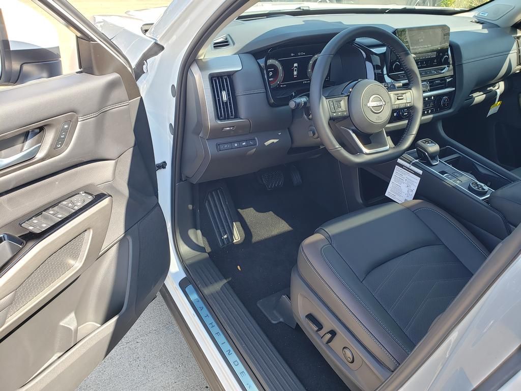 2025 Nissan Pathfinder Platinum photo 3