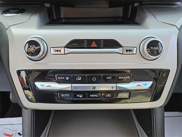 2023 Ford Explorer XLT photo 18