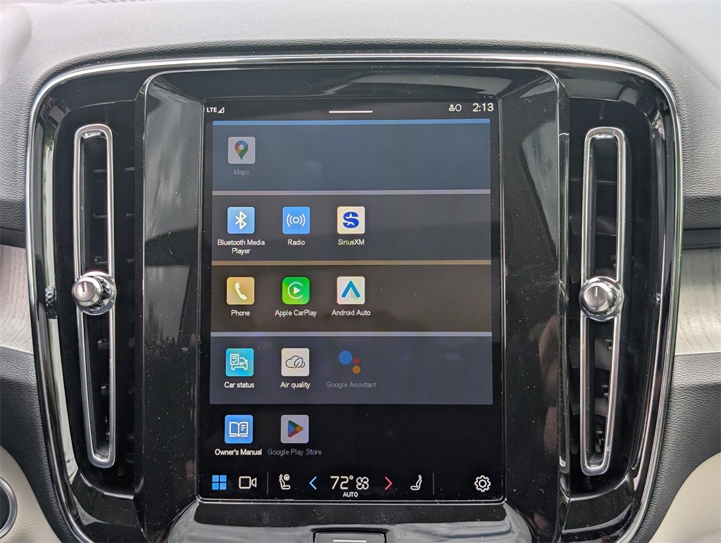 2025 Volvo XC40 photo 19