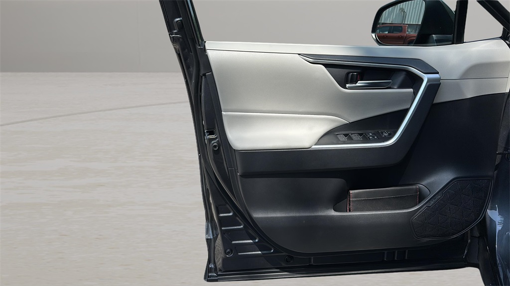 2025 Toyota RAV4 XLE photo 16