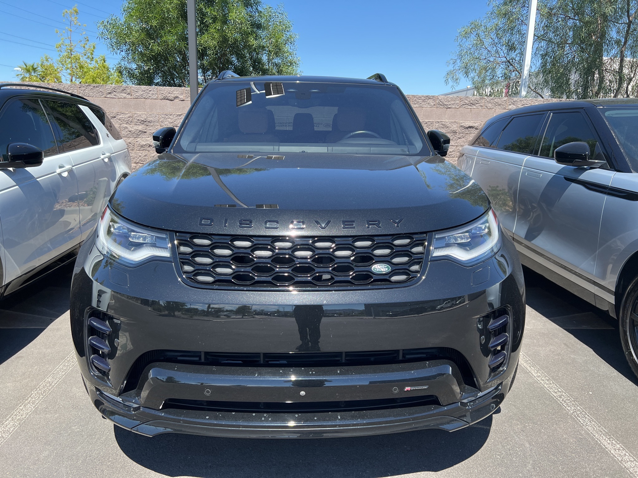 2023 Land Rover Discovery HSE R-Dynamic photo 3