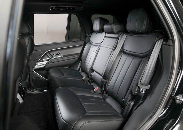 2025 Land Rover Range Rover SE photo 4