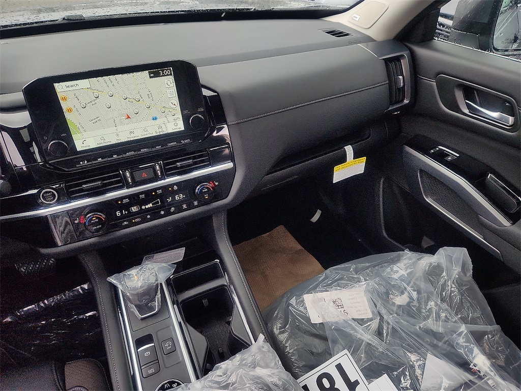 2025 Nissan Pathfinder SL photo 7