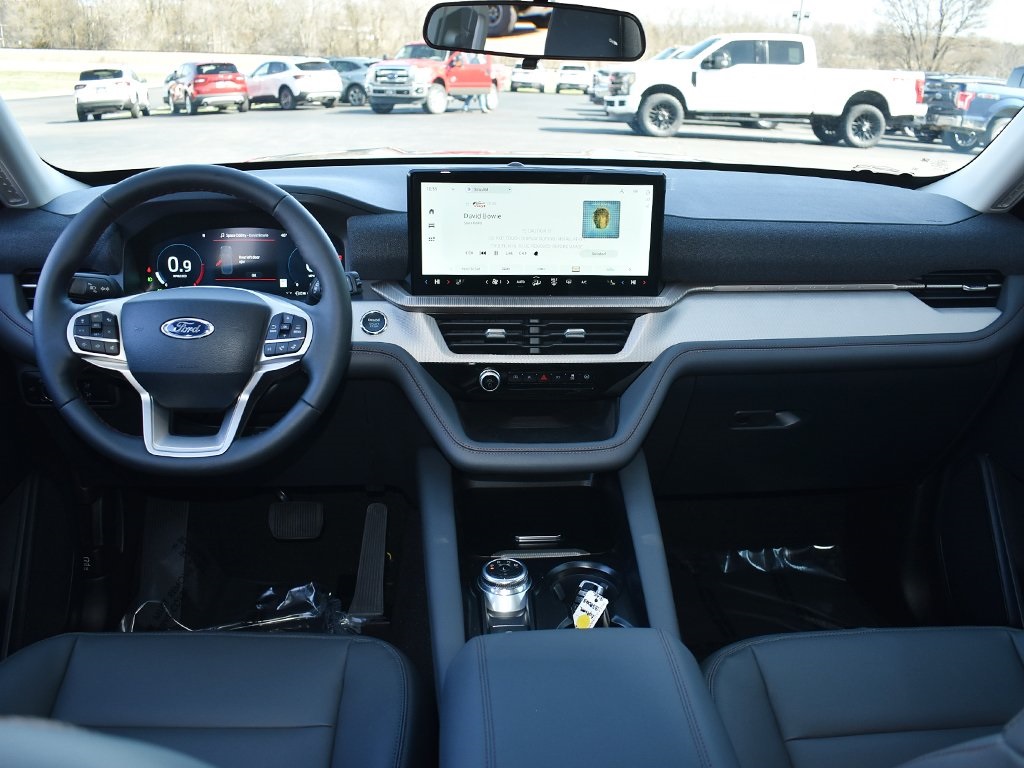 2025 Ford Explorer photo 3