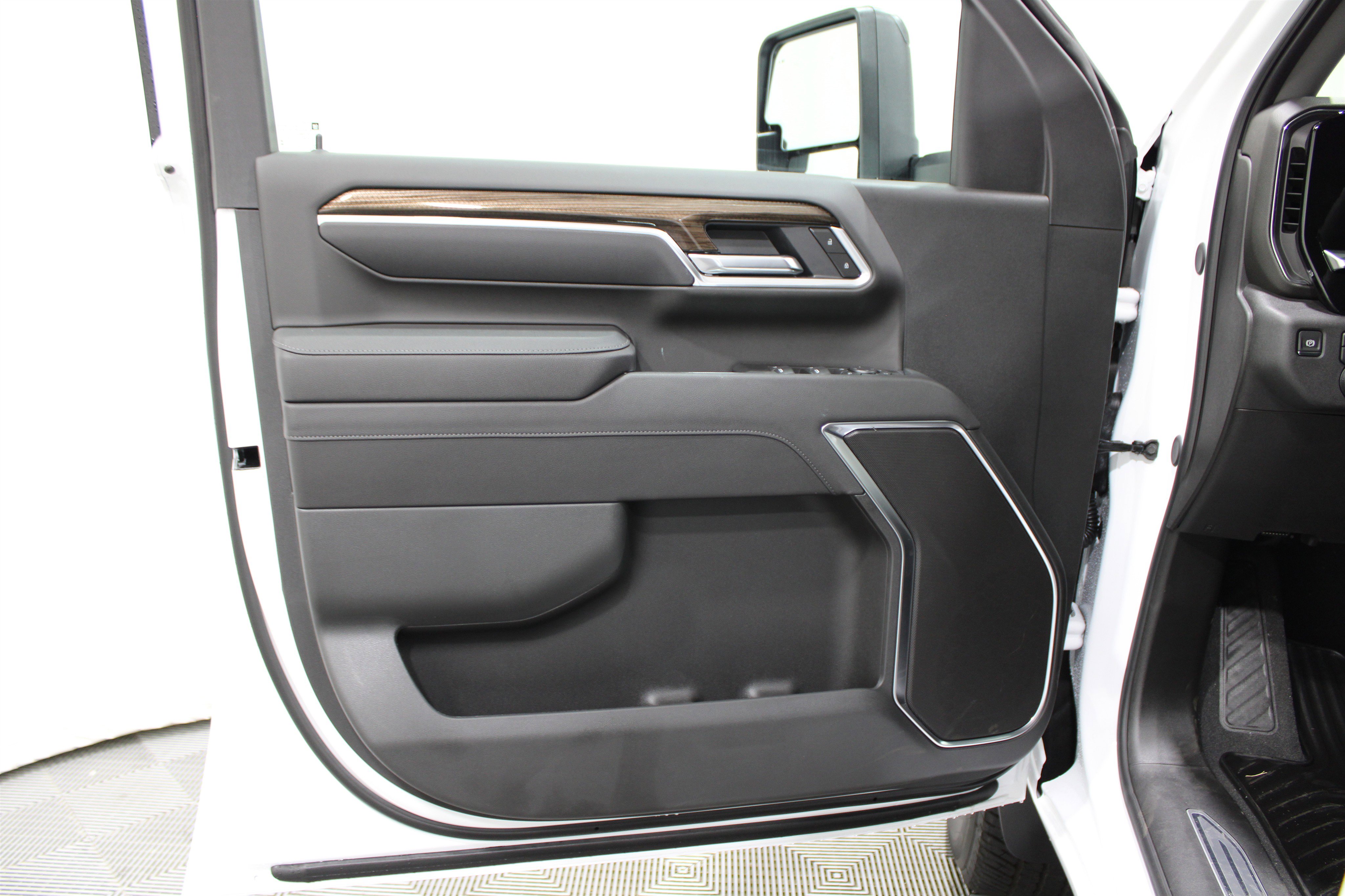 2025 Chevrolet Silverado 2500HD LT photo 4