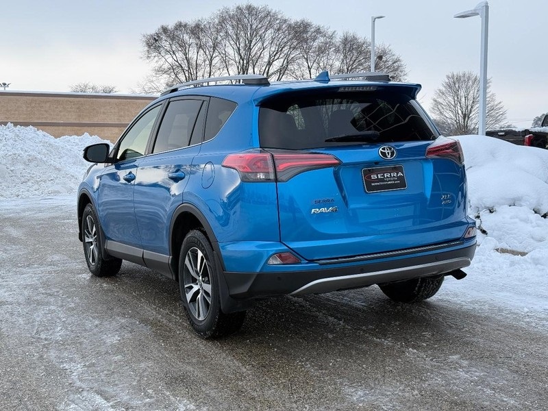 2017 Toyota RAV4 XLE photo 4