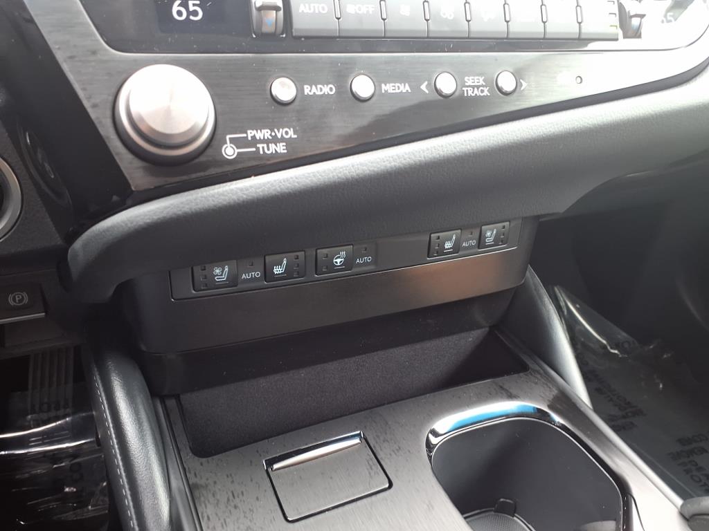 2025 Lexus ES 300h photo 16