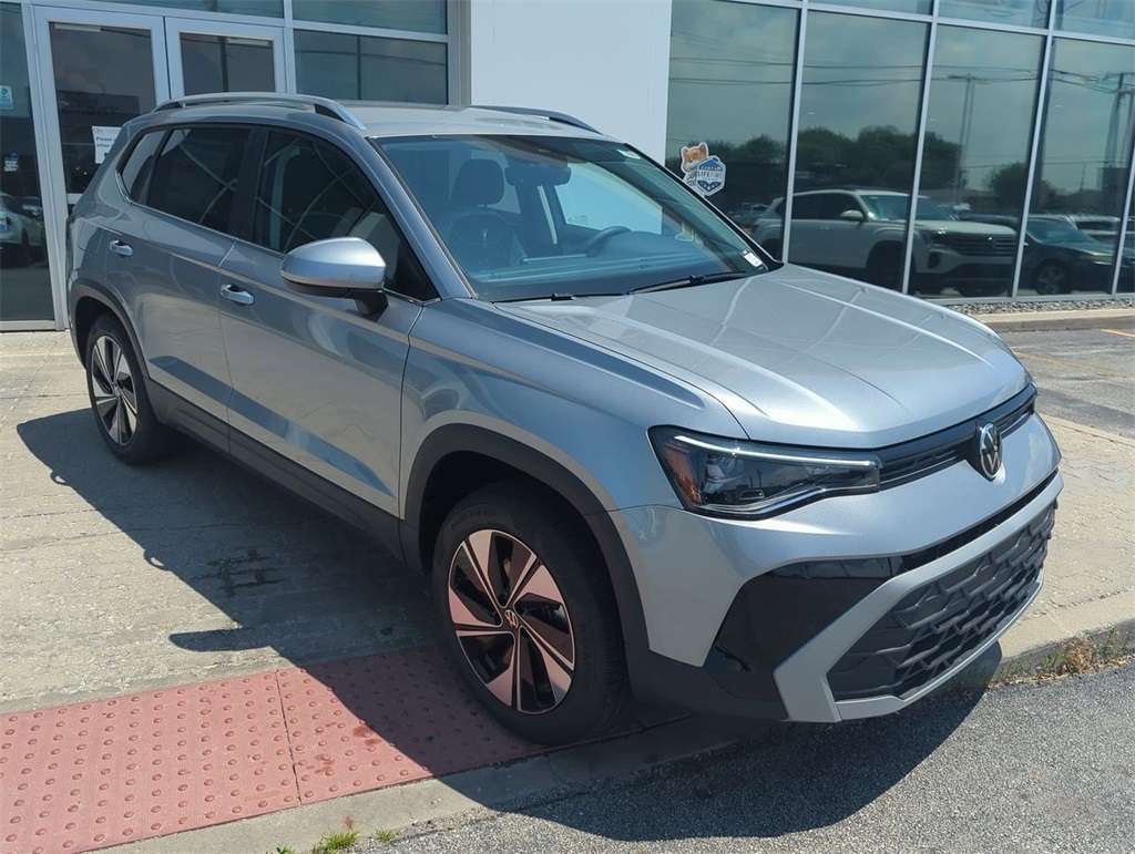 2025 Volkswagen Taos SE photo 2