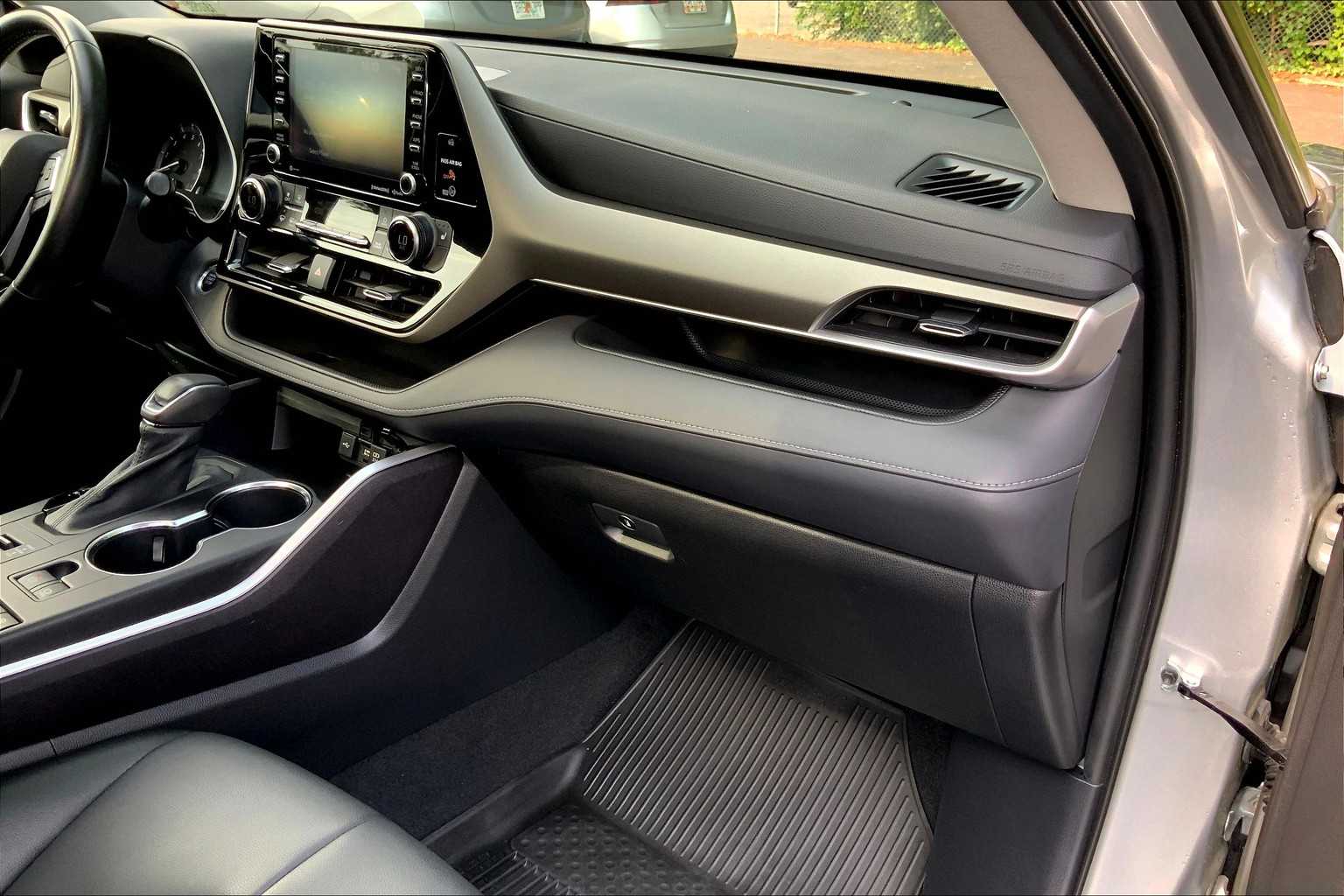 2021 Toyota Highlander XLE photo 18