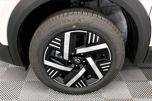 2025 Nissan Kicks SV photo 12