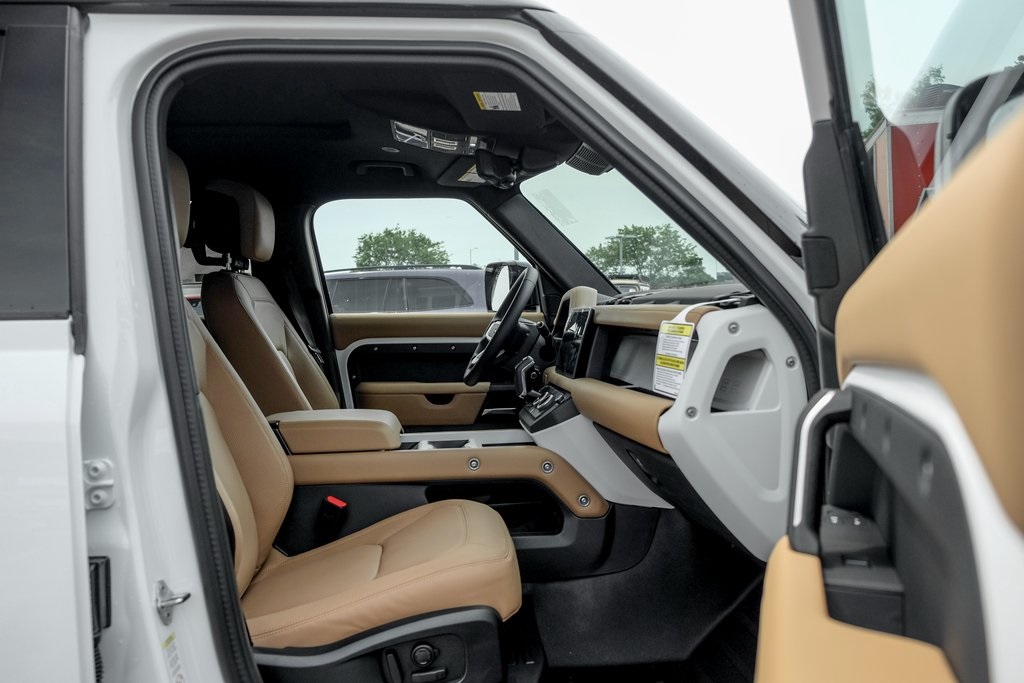2025 Land Rover Defender 110 S photo 21