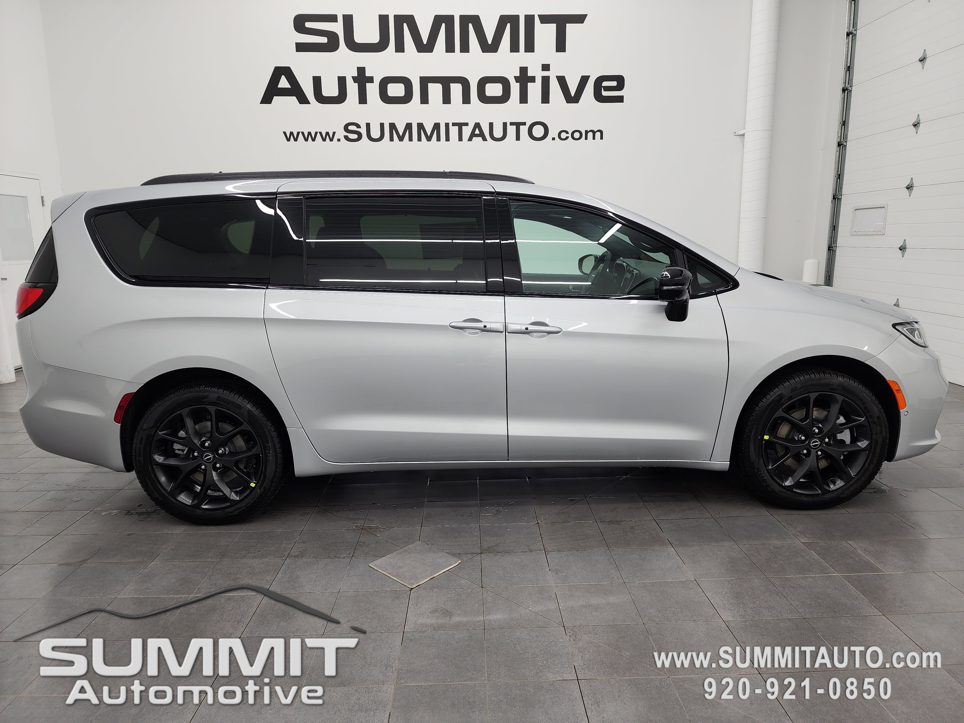 2026 Chrysler Pacifica Select's photo