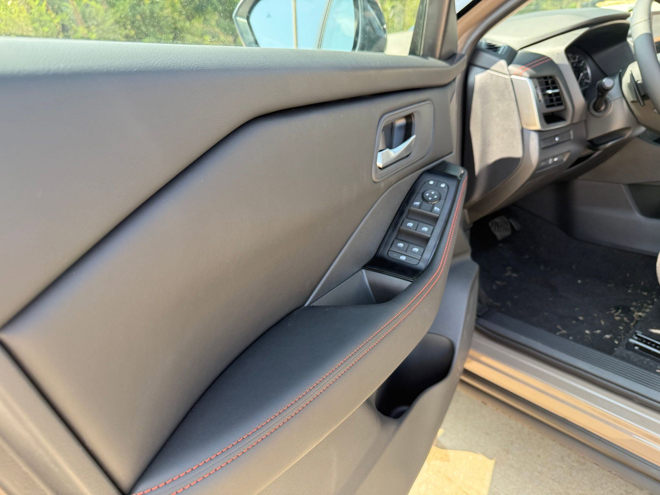 2026 Nissan Rogue SV photo 18