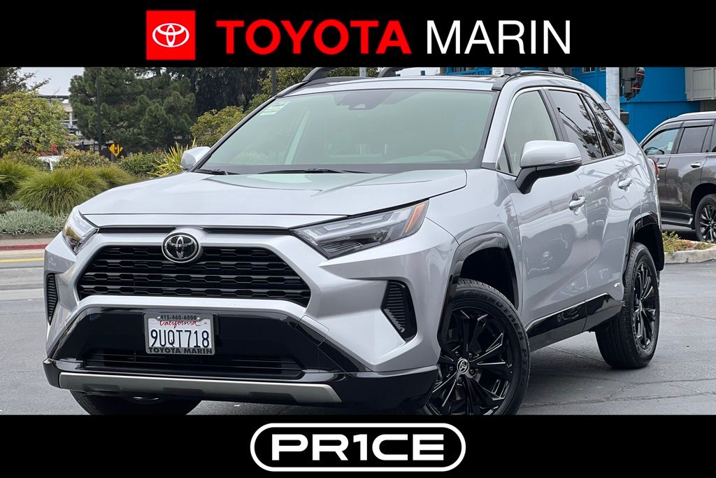 2025 Toyota RAV4 SE's photo