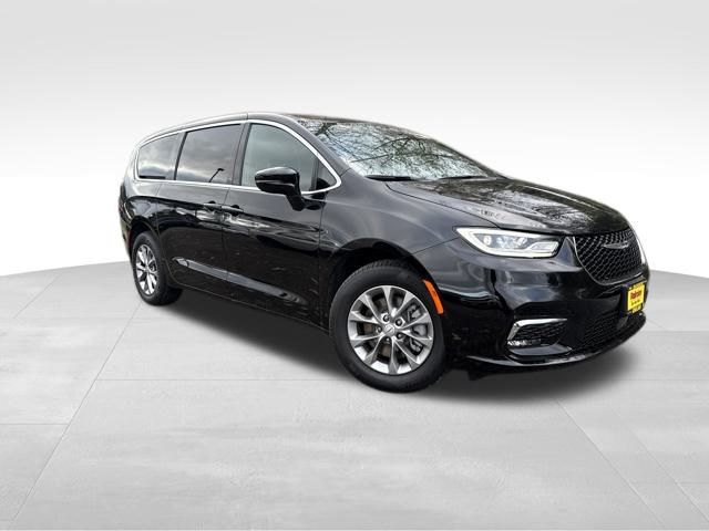 2026 Chrysler Pacifica Select's photo