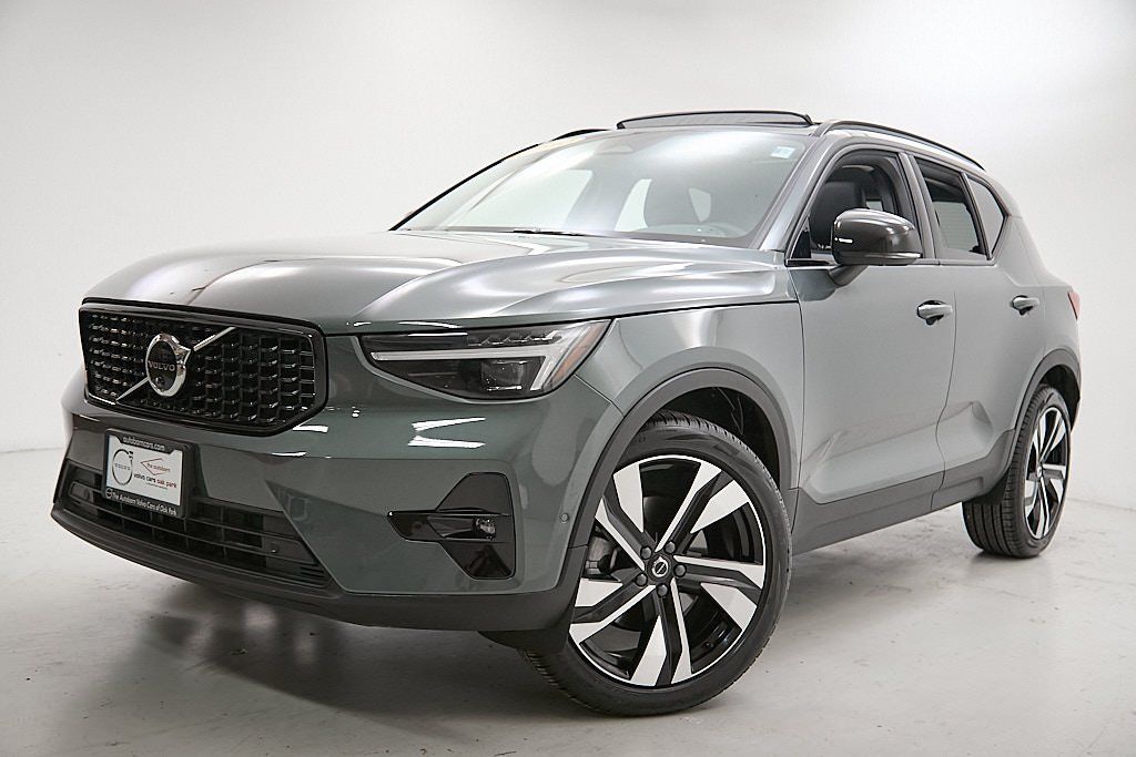 2026 VOLVO XC40 - Image 1
