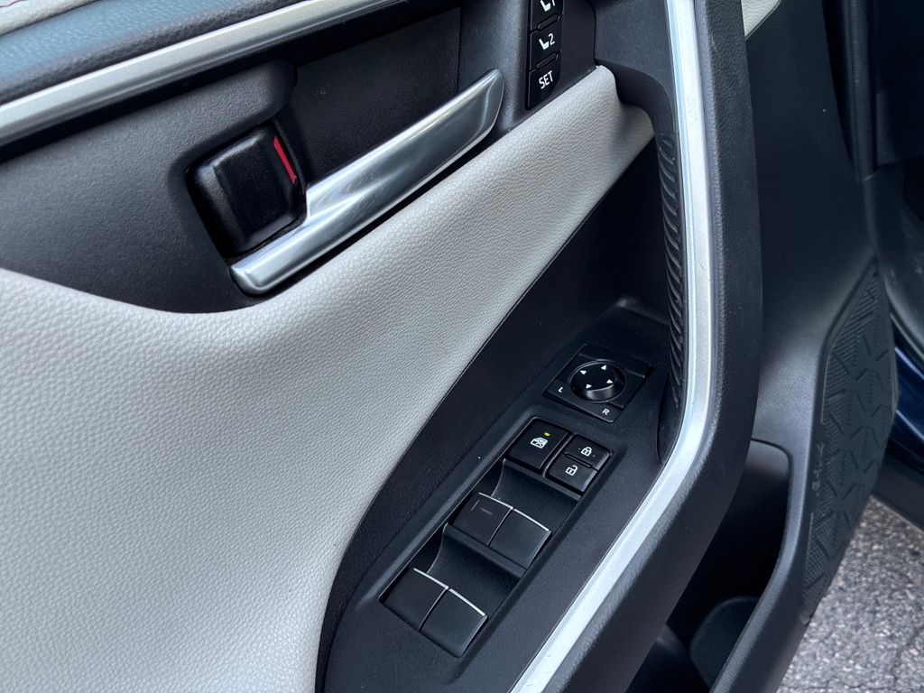 2021 Toyota RAV4 Limited photo 10