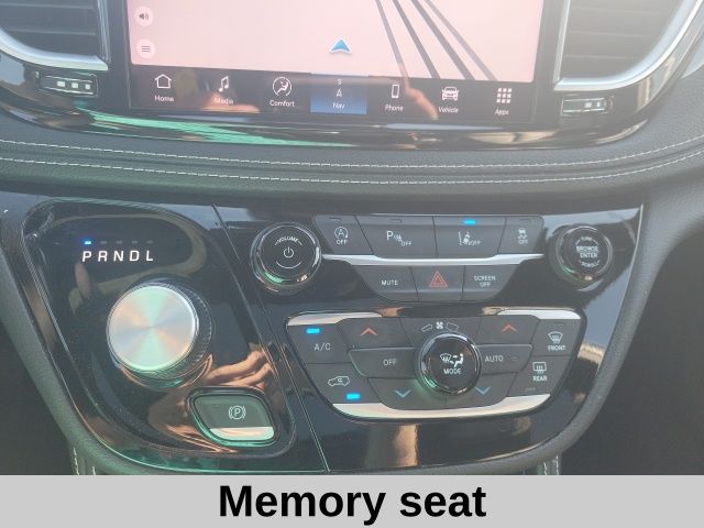 2025 Chrysler Pacifica Limited photo 4