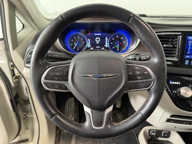 2017 Chrysler Pacifica Touring Plus photo 3