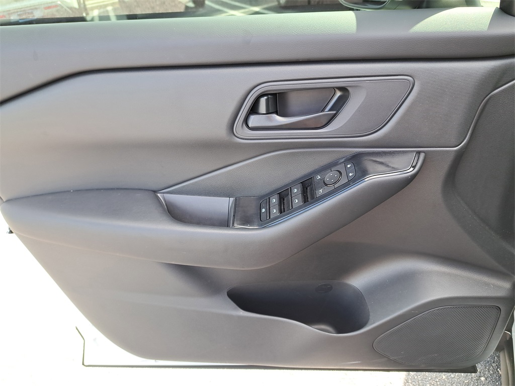 2025 Nissan Rogue S photo 19