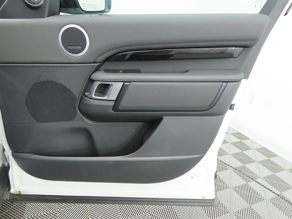 2024 Land Rover Discovery P300 S photo 22