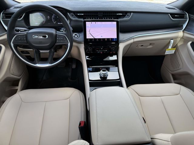 2025 Jeep Grand Cherokee Limited photo 2