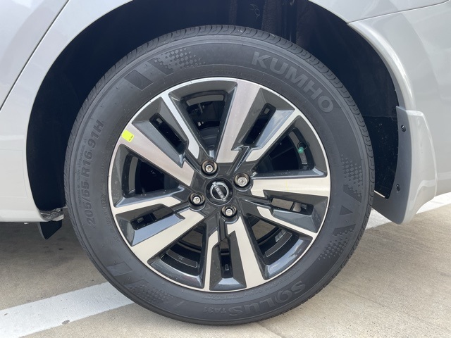 2025 Nissan Versa SV photo 19