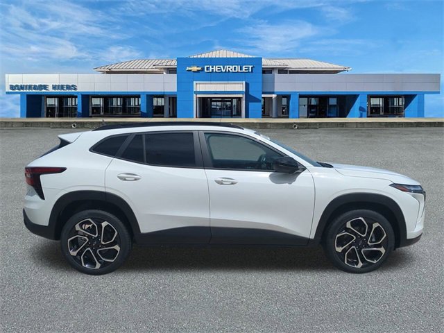 2025 Chevrolet Trax photo 2