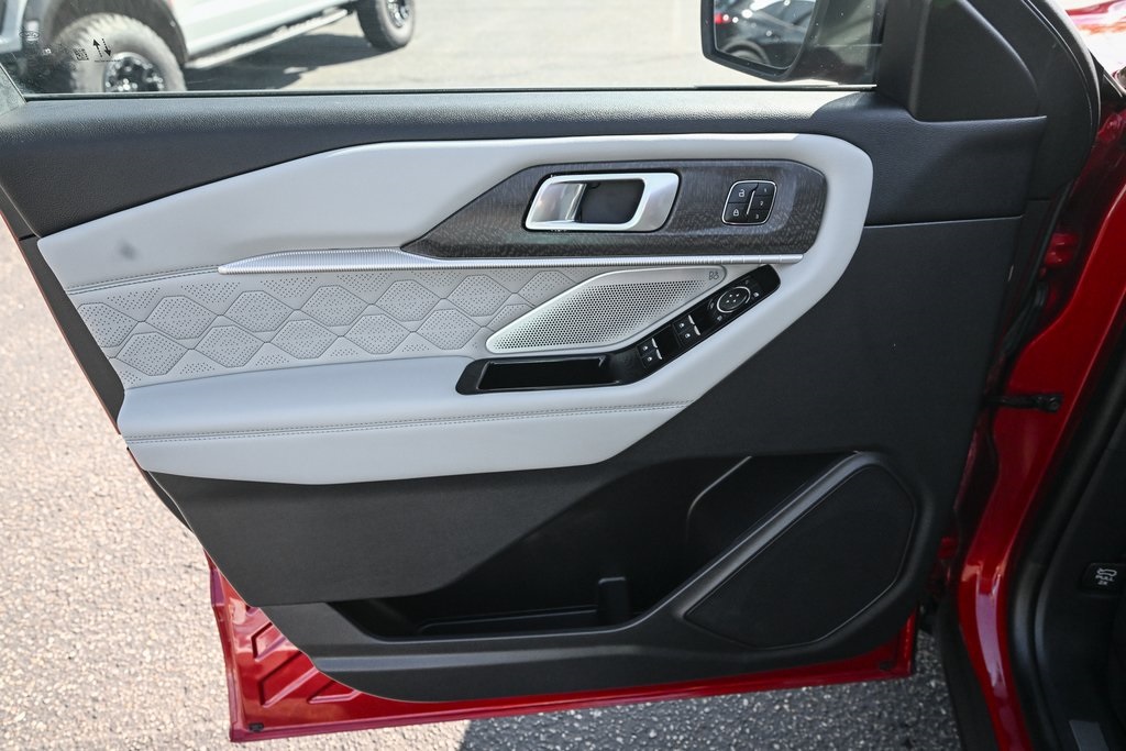 2025 Ford Explorer Platinum photo 19