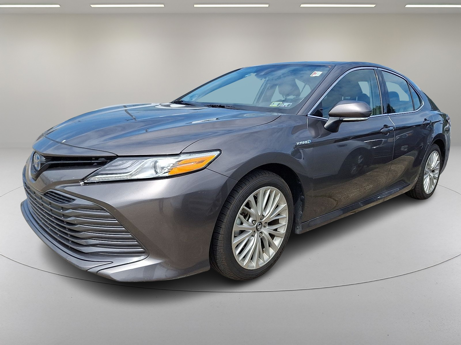 2019 Toyota Camry Hybrid XLE photo 5